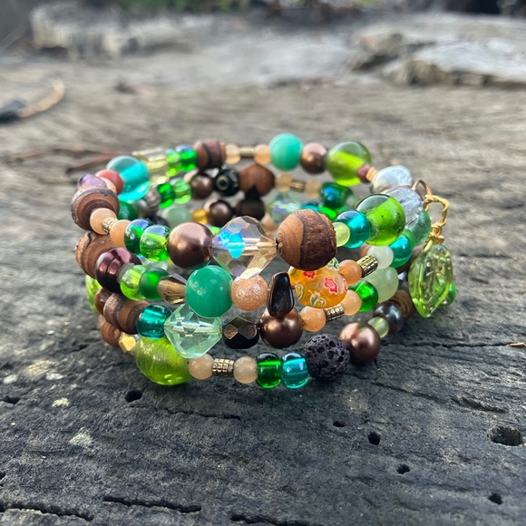 NWOT Green earth colors memory wire bracelet - glass and gemstone wrap bracelet - Picture 9 of 10